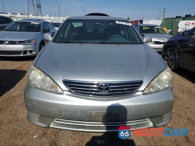 Piąte zdjęcie samochodu w środku: 2005 TOYOTA CAMRY LE VIN:4T1BE32K65U098084 - miniatura