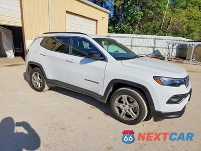 Czwarte zdjęcie samochodu z boku: 2023 JEEP COMPASS LATITUDE VIN:3C4NJDBN6PT553297 - miniatura