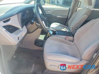 Zdjęcie 7 z 13 samochodu: 2018 TOYOTA SIENNA LE VIN:5TDKZ3DC0JS954461 - miniatura