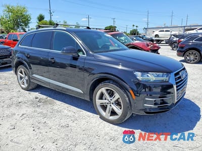 Czwarte zdjęcie samochodu z boku: 2019 AUDI Q7 PRESTIGE VIN:WA1VAAF70KD028769 - miniatura