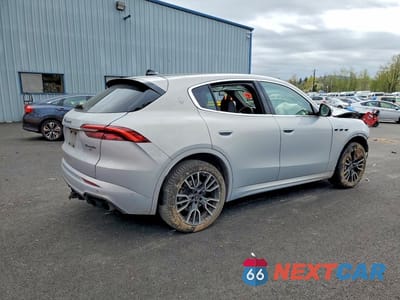 Trzecie zdjęcie samochodu z tyłu: 2023 MASERATI GRECALE GT VIN:ZN682AVA2P7429516 - miniatura