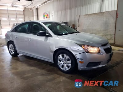 Czwarte zdjęcie samochodu z boku: 2014 CHEVROLET CRUZE LS VIN:1G1PA5SGXE7149414 - miniatura