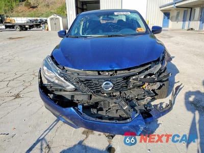 Piąte zdjęcie samochodu w środku: 2018 NISSAN SENTRA VIN:3N1AB7APXJL637620 - miniatura