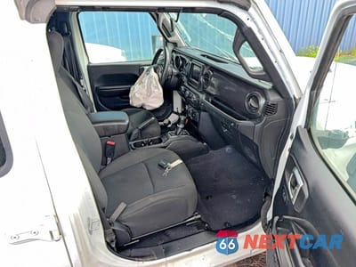 Piąte zdjęcie samochodu w środku: 2020 JEEP WRANGLER UNLIMITED SPORT VIN:1C4HJXDMXLW347620 - miniatura