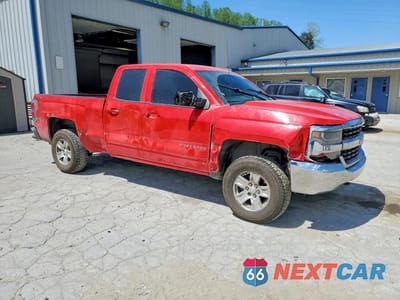 Czwarte zdjęcie samochodu z boku: 2018 CHEVROLET SILVERADO K1500 LT VIN:1GCVKREC9JZ313536 - miniatura