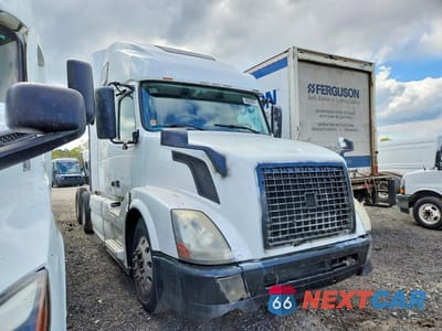 2013 VOLVO VNL SEMI TRUCK 4V4NC9TG3DN558075 - główne zdjęcie licytacji z USA - miniatura
