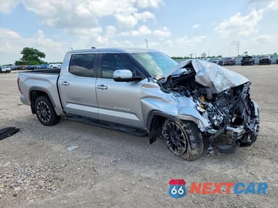 Czwarte zdjęcie samochodu z boku: 2024 TOYOTA TUNDRA CREWMAX LIMITED VIN:5TFJA5DB9RX233101 - miniatura