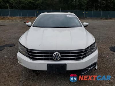 Piąte zdjęcie samochodu w środku: 2018 VOLKSWAGEN PASSAT SE VIN:1VWBA7A39JC004598 - miniatura