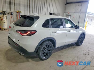 Trzecie zdjęcie samochodu z tyłu: 2023 HONDA HR-V SPORT VIN:3CZRZ2H51PM713497 - miniatura