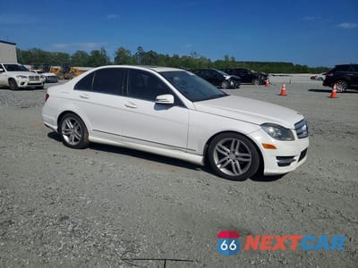Czwarte zdjęcie samochodu z boku: 2013 MERCEDES-BENZ C 250 VIN:WDDGF4HB2DR272437 - miniatura