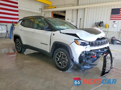 Czwarte zdjęcie samochodu z boku: 2025 JEEP COMPASS TRAILHAWK VIN:3C4NJDDN0ST559196 - miniatura