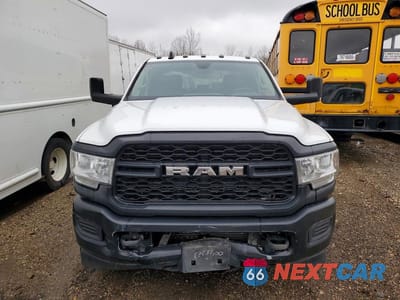 Piąte zdjęcie samochodu w środku: 2019 RAM 3500 TRUCK CAB AND CHASSIS VIN:3C7WRTCL7KG643390 - miniatura