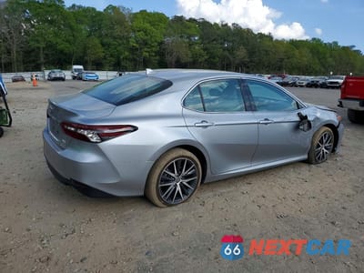 Trzecie zdjęcie samochodu z tyłu: 2022 TOYOTA CAMRY HYBRID XLE VIN:4T1F31AK0NU591014 - miniatura