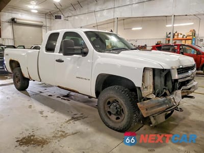 Czwarte zdjęcie samochodu z boku: 2007 CHEVROLET SILVERADO K2500 HEAVY DUTY VIN:1GCHK29K07E603542 - miniatura