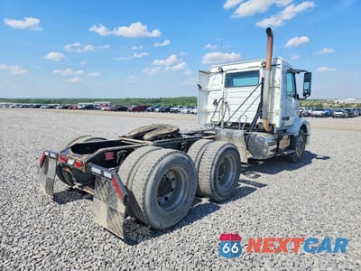Czwarte zdjęcie samochodu z boku: 2012 VOLVO VNM SEMI TRUCK VIN:4V4MC9DF7CN560024 - miniatura