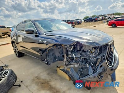Czwarte zdjęcie samochodu z boku: 2019 MASERATI LEVANTE GTS VIN:ZN661ZUA5KX321300 - miniatura