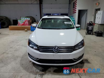 Piąte zdjęcie samochodu w środku: 2015 VOLKSWAGEN PASSAT SE VIN:1VWBS7A30FC028762 - miniatura