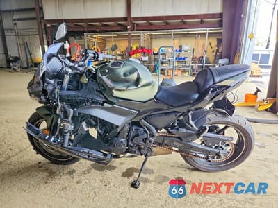 Trzecie zdjęcie samochodu z tyłu: 2024 KAWASAKI EX650 P VIN:ML5EXEP1XRDAC3720 - miniatura