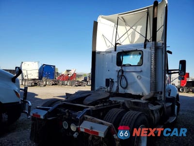 Czwarte zdjęcie samochodu z boku: 2020 KENWORTH CONSTRUCTION T680 VIN:1XKYA48X2LJ393317 - miniatura