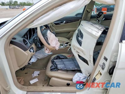 Zdjęcie 7 z 13 samochodu: 2012 MERCEDES-BENZ C 250 VIN:WDDGF4HB5CA626545 - miniatura