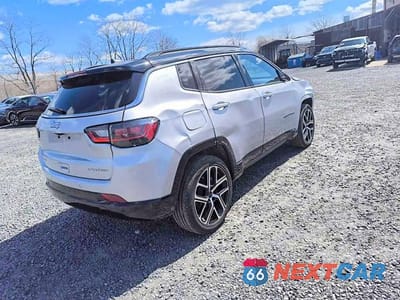 Czwarte zdjęcie samochodu z boku: 2025 JEEP COMPASS LIMITED VIN:3C4NJDCN3ST593893 - miniatura
