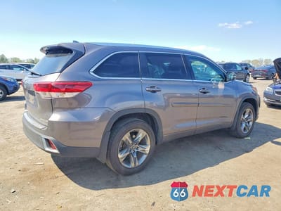 Trzecie zdjęcie samochodu z tyłu: 2019 TOYOTA HIGHLANDER LIMITED PLATINUM VIN:5TDDZRFH5KS955059 - miniatura