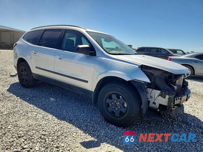 Czwarte zdjęcie samochodu z boku: 2017 CHEVROLET TRAVERSE LS VIN:1GNKRFED4HJ286932 - miniatura