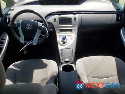 Zdjęcie 8 z 13 samochodu: 2015 TOYOTA PRIUS TWO VIN:JTDKN3DU5F1974830 - miniatura