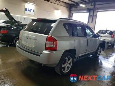 Trzecie zdjęcie samochodu z tyłu: 2010 JEEP COMPASS SPORT VIN:1J4NF4FB8AD517913 - miniatura