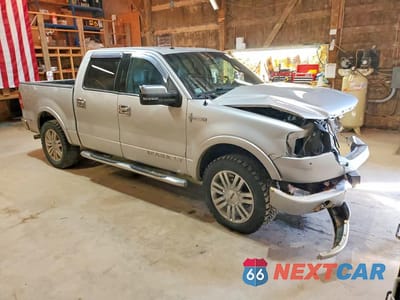 Czwarte zdjęcie samochodu z boku: 2008 LINCOLN MARK LT VIN:5LTPW18568FJ01312 - miniatura