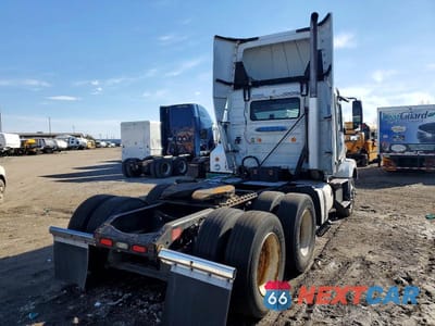 Czwarte zdjęcie samochodu z boku: 2014 VOLVO VNL SEMI TRUCK VIN:4V4NC9EG9EN169259 - miniatura