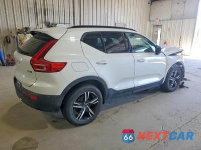 Trzecie zdjęcie samochodu z tyłu: 2023 VOLVO XC40 PLUS VIN:YV4L12UL0P2944239 - miniatura