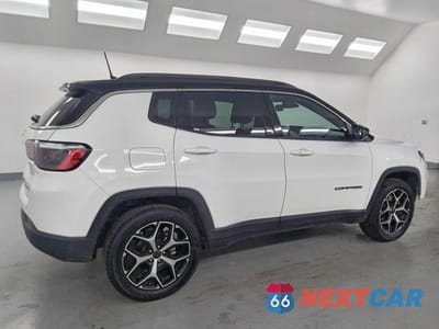 Trzecie zdjęcie samochodu z tyłu: 2025 JEEP COMPASS LIMITED VIN:3C4NJDCN7ST525578 - miniatura