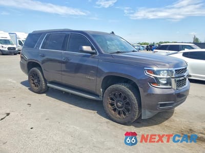 Czwarte zdjęcie samochodu z boku: 2018 CHEVROLET TAHOE C1500 LT VIN:1GNSCBKC0JR111803 - miniatura
