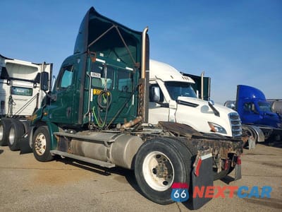 Trzecie zdjęcie samochodu z tyłu: 2018 FREIGHTLINER CASCADIA 113 SEMI TRUCK VIN:3AKBGADVXJSJL4365 - miniatura