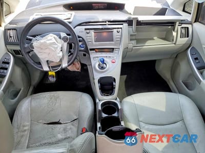 Zdjęcie 8 z 14 samochodu: 2014 TOYOTA PRIUS THREE VIN:JTDKN3DUXE1776209 - miniatura