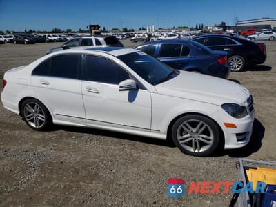 Czwarte zdjęcie samochodu z boku: 2014 MERCEDES-BENZ C 250 VIN:WDDGF4HB8ER306737 - miniatura