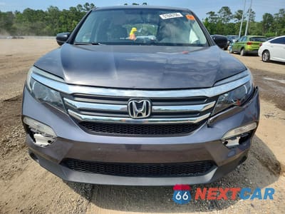 Piąte zdjęcie samochodu w środku: 2017 HONDA PILOT LX VIN:5FNYF5H15HB043998 - miniatura