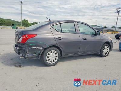 Trzecie zdjęcie samochodu z tyłu: 2015 NISSAN VERSA 1.6 S VIN:3N1CN7AP3FL942559 - miniatura