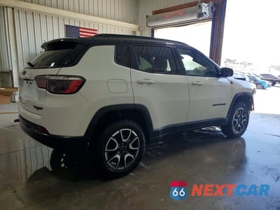 Trzecie zdjęcie samochodu z tyłu: 2025 JEEP COMPASS TRAILHAWK VIN:3C4NJDDN0ST559196 - miniatura