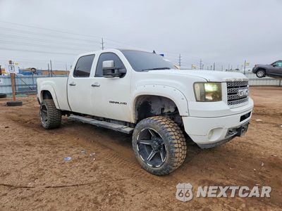 Czwarte zdjęcie samochodu z boku: 2013 GMC SIERRA K2500 DENALI VIN:1GT125E8XDF140537 - miniatura