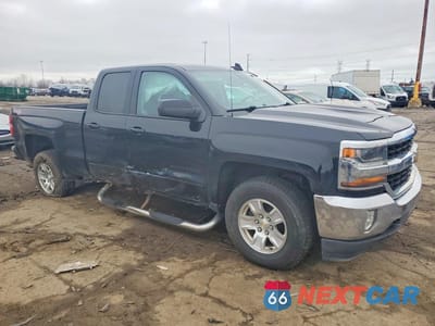 Czwarte zdjęcie samochodu z boku: 2017 CHEVROLET SILVERADO K1500 LT VIN:1GCVKREC4HZ141779 - miniatura