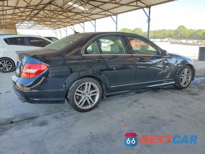 Trzecie zdjęcie samochodu z tyłu: 2013 MERCEDES-BENZ C 300 4MATIC VIN:WDDGF8AB1DR292535 - miniatura