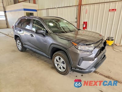 Czwarte zdjęcie samochodu z boku: 2021 TOYOTA RAV4 LE VIN:2T3F1RFV2MC170247 - miniatura