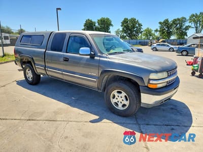 Czwarte zdjęcie samochodu z boku: 1999 CHEVROLET SILVERADO K1500 VIN:2GCEK19T4X1153045 - miniatura