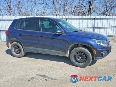 Czwarte zdjęcie samochodu z boku: 2013 VOLKSWAGEN TIGUAN S VIN:WVGKV3AX9DW577714 - miniatura
