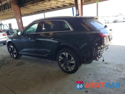 Drugie zdjęcie samochodu z przodu: 2022 AUDI E-TRON PREMIUM PLUS VIN:WA1LAAGE0NB031806 - miniatura