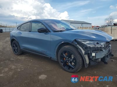 Czwarte zdjęcie samochodu z boku: 2023 FORD MUSTANG MACH-E PREMIUM VIN:3FMTK3SU2PMA31312 - miniatura