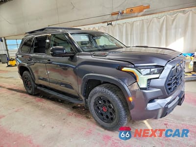 Czwarte zdjęcie samochodu z boku: 2023 TOYOTA SEQUOIA TRD PRO VIN:7SVAAABA1PX015207 - miniatura