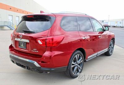Trzecie zdjęcie samochodu z tyłu: 2020 NISSAN PATHFINDER PLATINUM VIN:5N1DR2DM6LC578652 - miniatura
